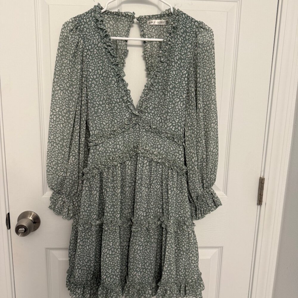 Sage green patterned flowy backless mini dress - image 3